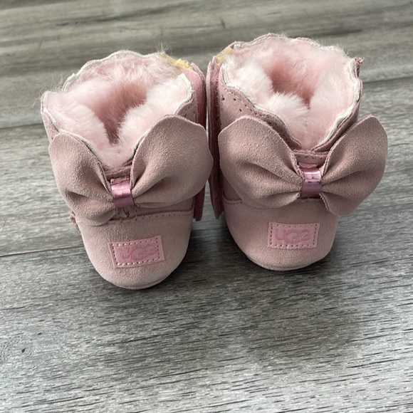 UGG boots with metallic stars and bows on the back - Picture 7 of 11